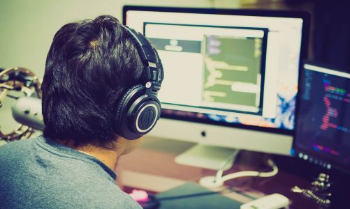 Ponad 8 proc. ogłoszeń o pracę w obszarze gamingu ma w wymaganiach znajomość JavaScript oraz TypeScript. Specjaliści znający te języki zarobią nawet 26 tys. złotych miesięcznie