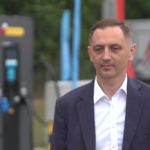 Biedronka w tym roku postawi na swoich parkingach 150 stacji ładowania elektryków. Do końca 2024 roku będzie ich 600 w całej Polsce