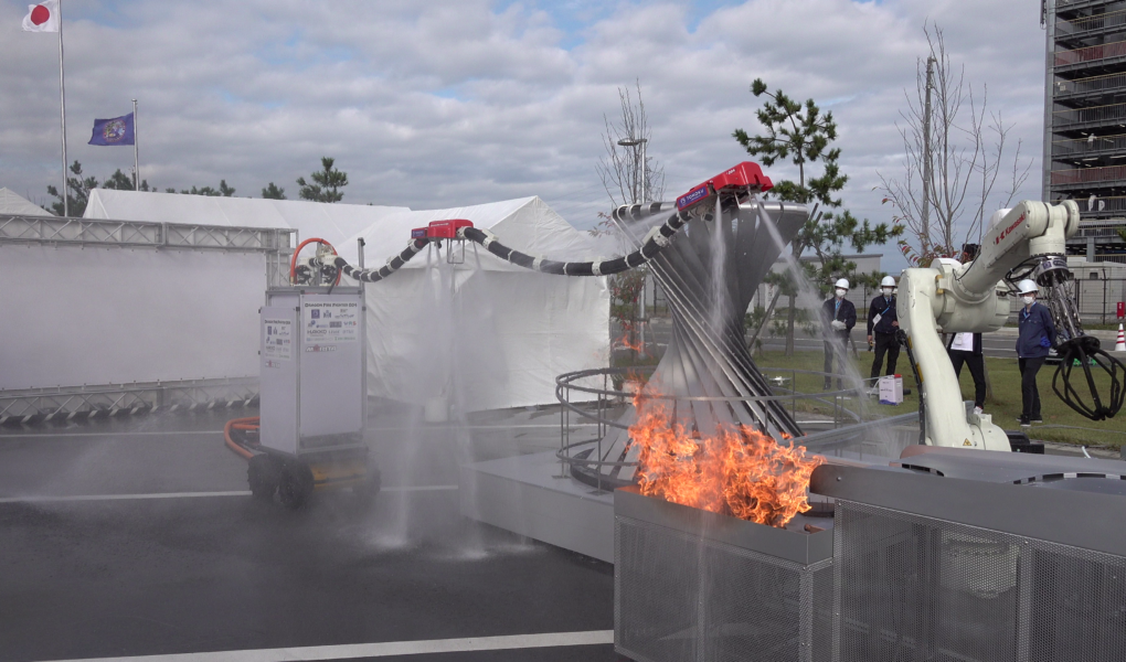 Lewitujący robot pomoże walczyć z pożarami w trudno dostępnych miejscach. Strumień wody nie tylko służy gaszeniu ognia, ale i napędza robota [DEPESZA]